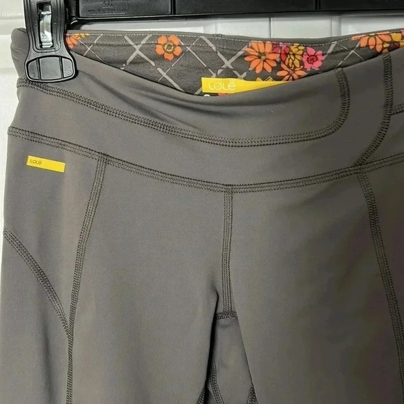 NWT LOLE RUN CAPRIS LOLE LEGGINGS XS GREY WITH YELLOW TRIM LOGO  REG 80$ - Picture 5 of 14